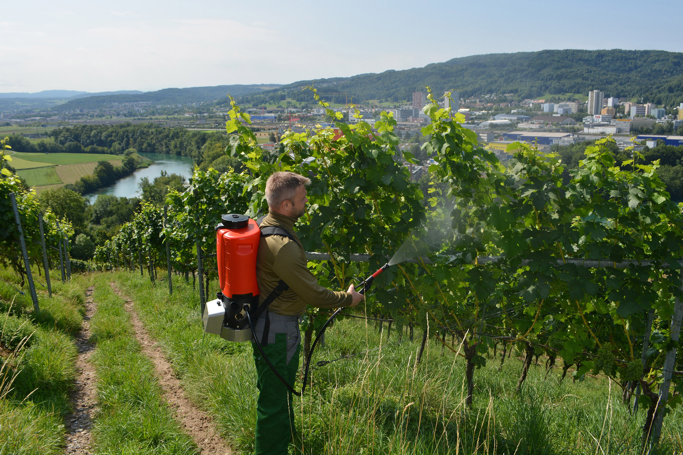 Batteridriven ryggspruta REX 15 med kraftigt Li-Ion-batteri och steglöst justerbart arbetstryck upp till 10 bar